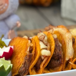 A. Halloween: Mini tacos de muscles effilochée, salsa ensanglantée