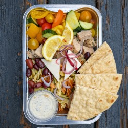 a2. Menu de semaine - Salade grecque avec souvlaki de porc et pain pita-grec