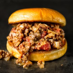 a1. menu de la semaine - ''Sloppy Joe'', pommes de terre rissolées, salade de chou et carottes caramélisées