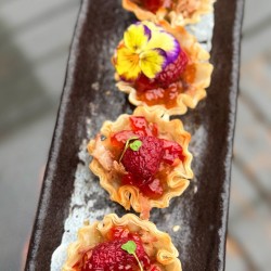 b. Bouchée feuilletée au canard confit