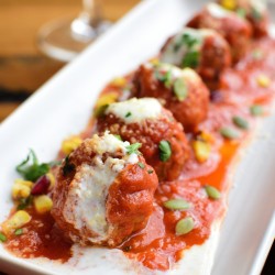 A. Noël: Boulettes de veau, sauce San Marzano, chimmichurri, mozzarella di bufala