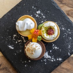 F. Dessert: Bouchées Pistache, fraise et limoncello