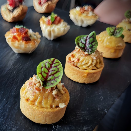 A. Noël: Bouchée de crème brûlée de foie gras tapenade de bacon à l'expresso, pacanes givrées