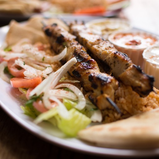a4. menu de semaine: Assiette de souvlakis à la Grecque