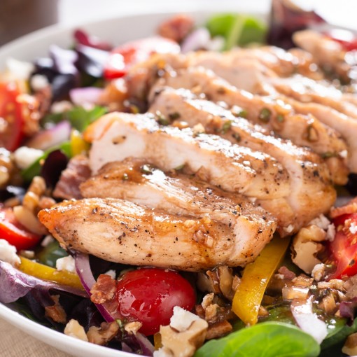 a2. Menu de semaine - Salade grecque avec souvlaki de porc et pain à l'ail