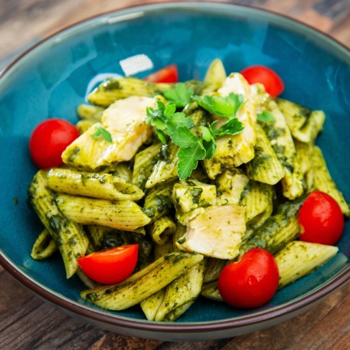 a1. Menu de la semaine - Pâtes au pesto maison, tomates confites et bocconcini avec prosciutto
