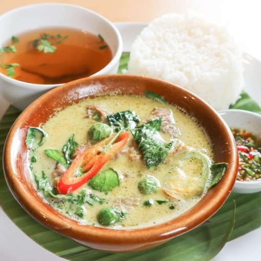 a2. menu de la semaine - Cari thaï végétarien avec riz et rouleaux printaniers