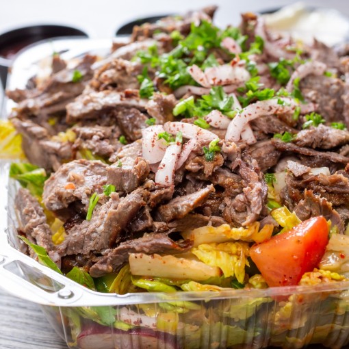 a4. menu de semaine: Assiette shawarma, navets, aioli, pommes de terre rissolées, légumes