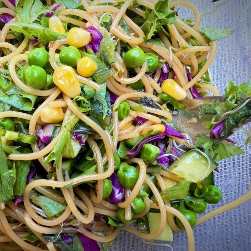 a4. menu de la semaine - Salade repas printanière, vinaigrette poire-gingembre