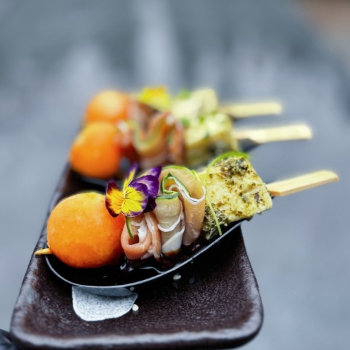 b. Bouchée Mini brochettes Prosciutto-Melon 