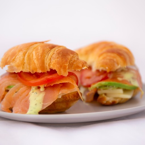b. Bouchées sandwich: croissant dinde bacon ou saumon fumé