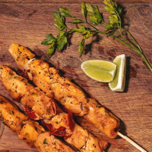 b. Bouchée: Brochettes poulet ou crevette Grémolata au feta et tomates séchées