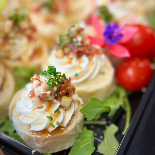 b. bouchées des fêtes: mousseline de chèvre, bonbons de bacon à l'érable et brunoise de pommes
