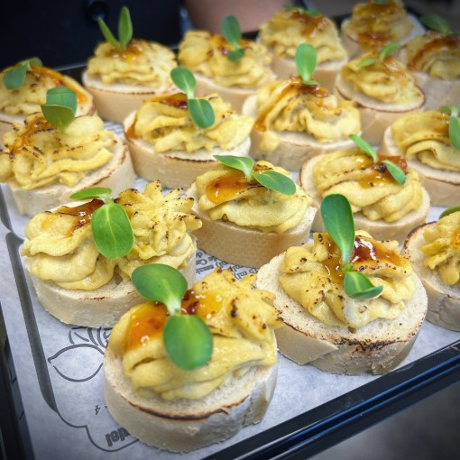 b. Bouchées: Crème brûlée de foie gras et son confit d'abricots épicé