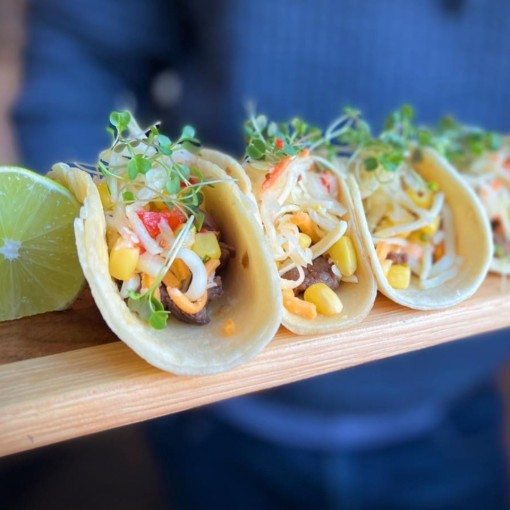 b. bouchées des fêtes: Tacos au poulet grillé, salsa de poivrons coloré, bocconcinis