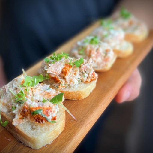 b. bouchées: Rillette de duo de saumon et câpres frites