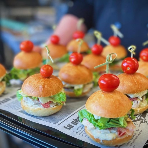 b. Bouchées des fêtes: Sliders festifs, brie, canneberges, pacanes