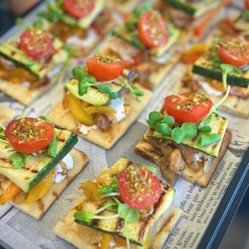 b. Bouchées des fêtes: Tapas aux chèvre, prosciutto, figues, balsamique, pralin