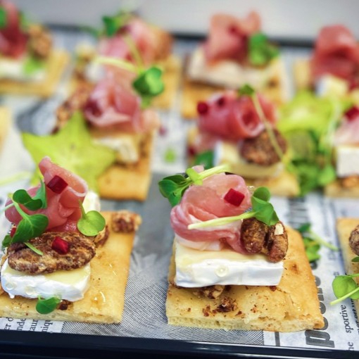 b. Bouchées: Tapas brie, prosciutto, pacanes givrées et miel