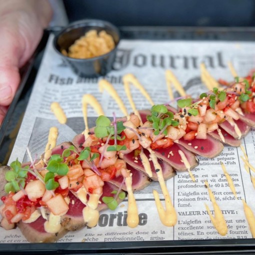 b. bouchées: Tataki de thon rouge, salsa de poires et de fraises au gingembre