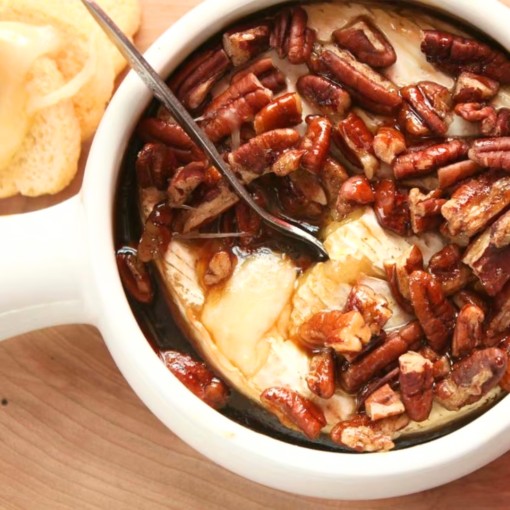 b. Bouchée: Brie fondant tapenade de bacon à l’expresso