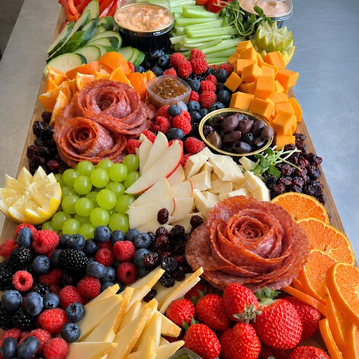 B. Grande planche - fromages, fruits, crudités et charcuteries