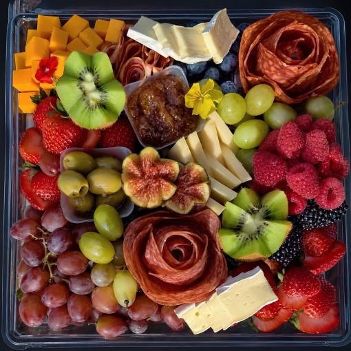 b. Plateau de fromages, fruits et charcuteries