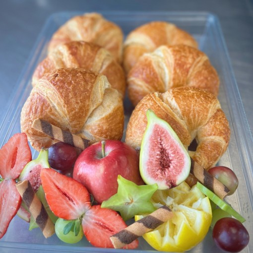 b. Plateau de viennoiseries et fruits