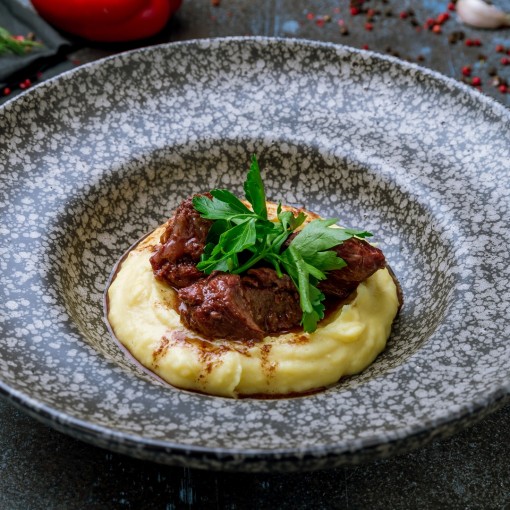 d. Prêt-à -manger congelé: Joue de porc à l'érable avec pommes de terre et légumes