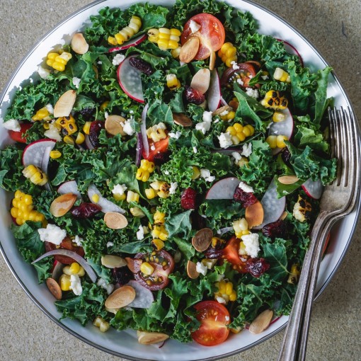 c. Salades: Kale, quinoa, pommes et canneberges