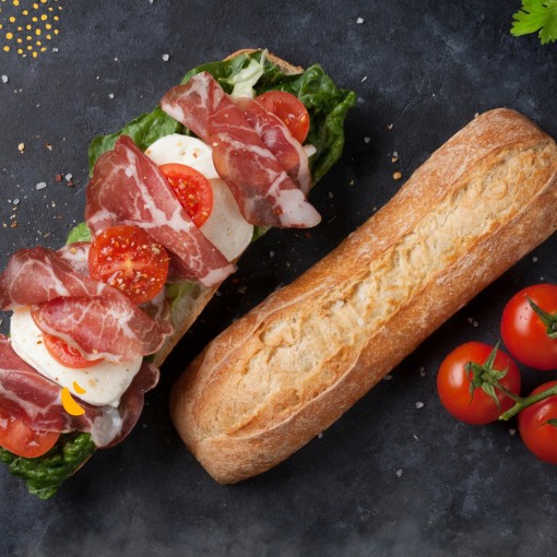 b. Bouchées sandwich: baguette prosciutto, figues, chèvre, roquette, miel