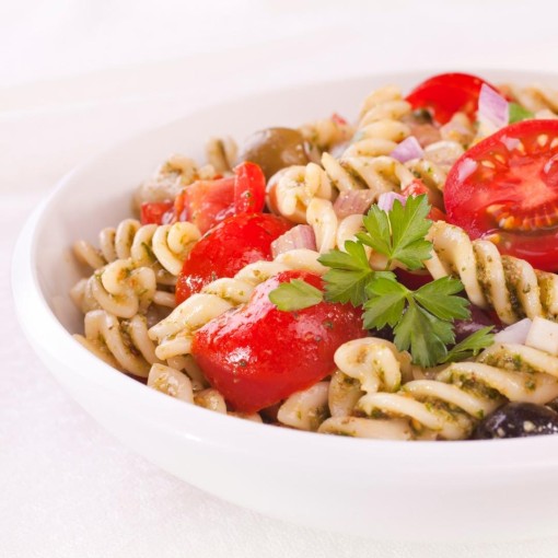 c. Salades: Salade de fusillis, pesto, feta, tomates cerises