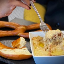 Trempette chaude à l’oignon et fromage Raclette